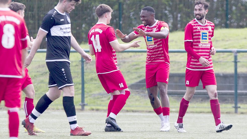 Aurichs Kapitän Marco Mouzong (Zweiter von rechts) erzielte das zwischenzeitliche 2:1. Fotos: Doden, Emden