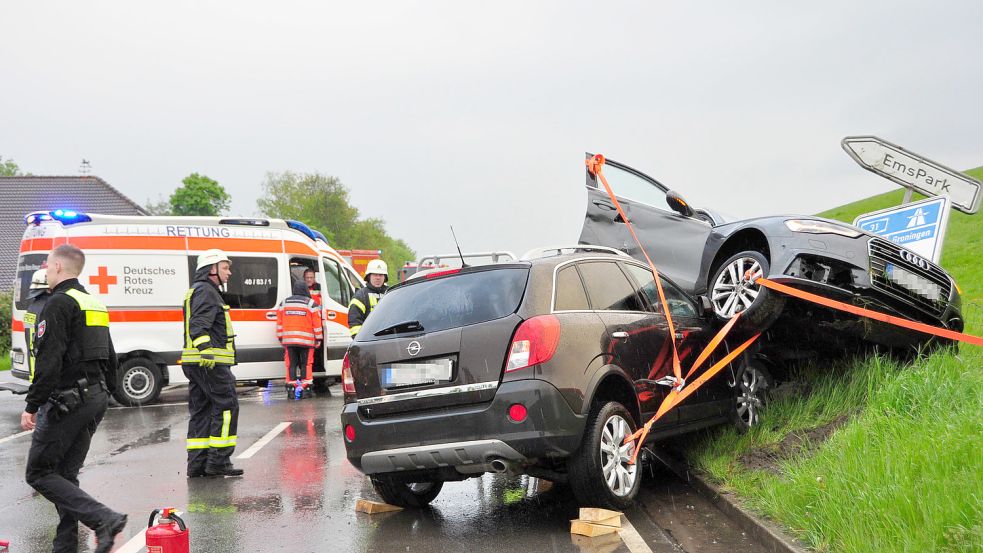 Die Einsatzkräfte sicherten die Autos mit mehreren Spanngurten. Foto: Wolters