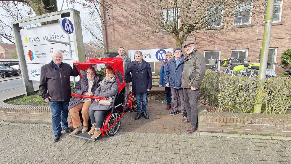 Der Vorstand des Vereins Mitfahrerbänke Norden 60plus will die Mitfahrbänke mit einer Rikscha, die die Fahrgäste von Mitfahrbank zu Mitfahrbank bringt, bekannter machen. Foto: Mitfahrerbänke Norden 60plus