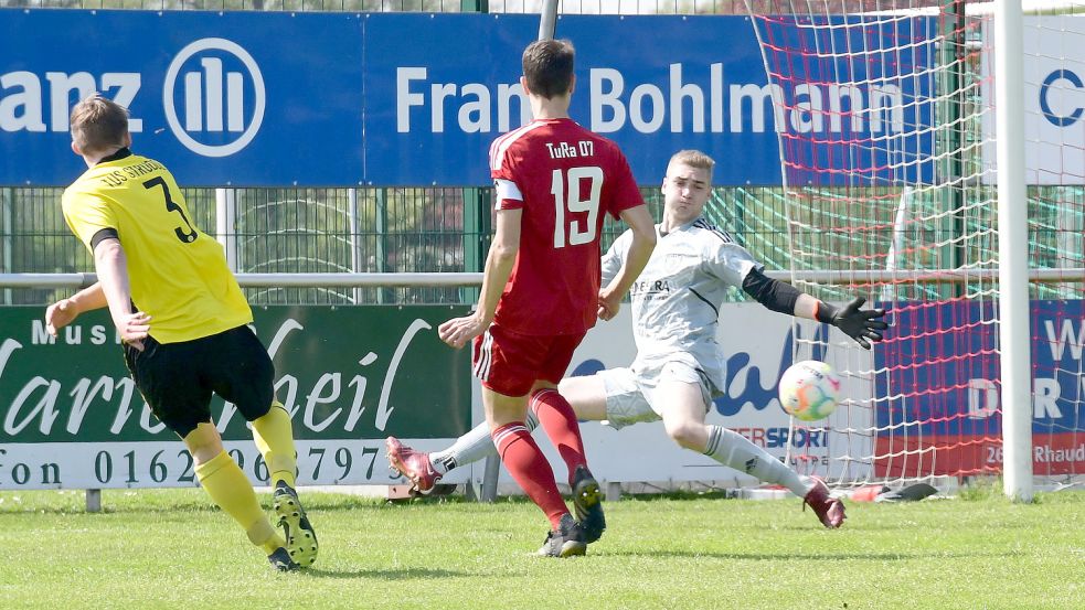 Als Noah Stein (links) in dieser Szene zum 0:2 traf, schien ein TuRa-Sieg in weiter Ferne. Fotos: Damm