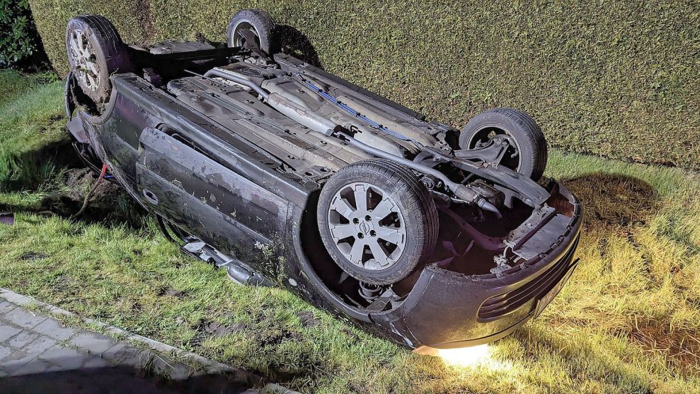 Das Unfallfahrzeug hatte sich überschlagen und war auf dem Dach liegengeblieben. Foto: Bruns