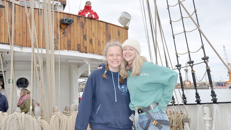 Die Freude auf die Ankunft der „Gulden Leeuw“ im Neuen Hafen von Bremerhaven steht Luna Gerber (links) und Nanna Brüggemann ins Gesicht geschrieben. Foto: Ullrich