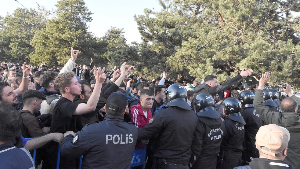 Griffen die Polizisten zu spät ein, als AKP-Anhänger gewalttätig wurden? Foto: Imago images/Depo Photos