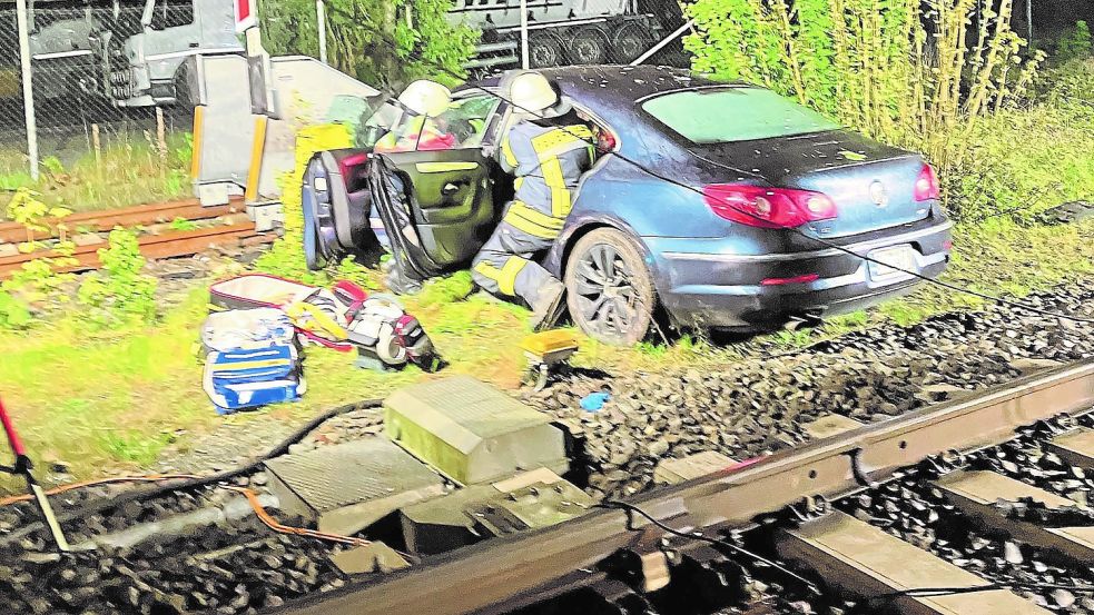 In Dörpen ist in der Nacht zu Sonntag ein Mann mit seinem Auto ins Gleisbett gefahren. Foto: SG Dörpen/ Feuerwehr