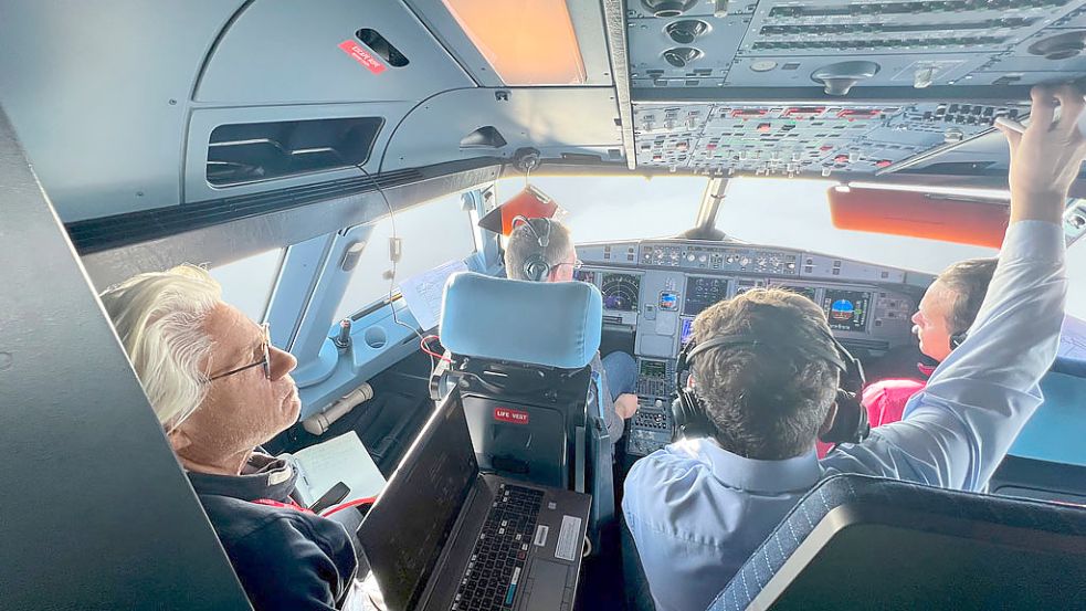 Cockpit-Innenansichten des Airbus A321 während des Fluges. Unser Reporter Wolfgang Stephan (links) darf dabei sein. Foto: Airbus