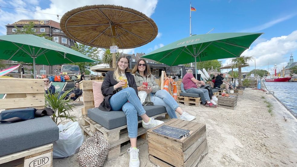 Im vergangenen Sommer zog es tausende Gäste über den Sommer in die Emder Strandbar. Auch in diesem Jahr soll es am Hafentor wieder Cocktails geben. Foto: Päschel/Archiv