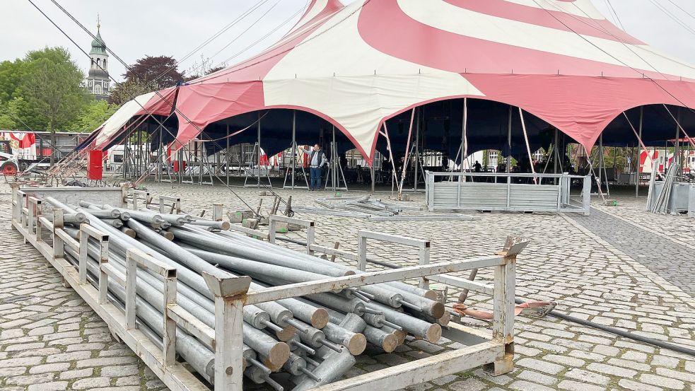 Überall liegen Stahlstangen herum, die noch verbaut werden. Foto: Kierstein