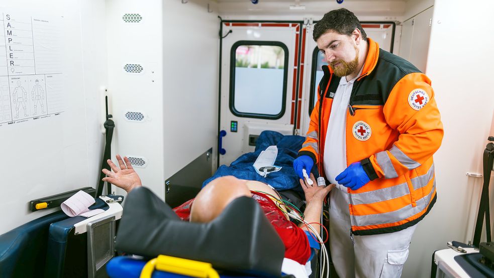 Ein Notfallsanitäter betreut einen Patienten im Inneren eines Rettungswagens. Symbolfoto: Archiv/dpa