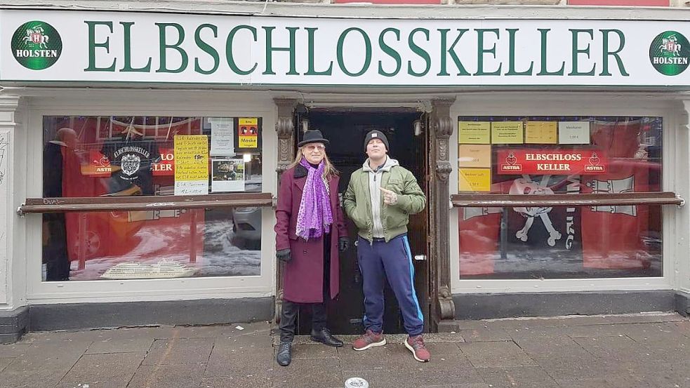 Der Kiez-Wirt und sein Stammgast: Daniel Schmidt und „der schöne Klaus“ Barkowsky vorm Elbschlosskeller. Foto: Privat