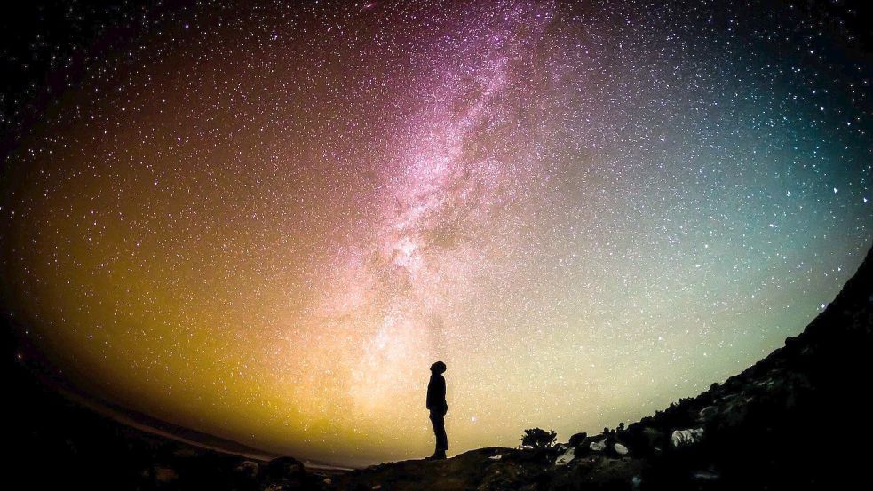 Der Blick in den Nachthimmel: Wie viele Sterne man sehen kann, hängt auch von der Helligkeit am eigenen Standort ab. Foto: pixabay