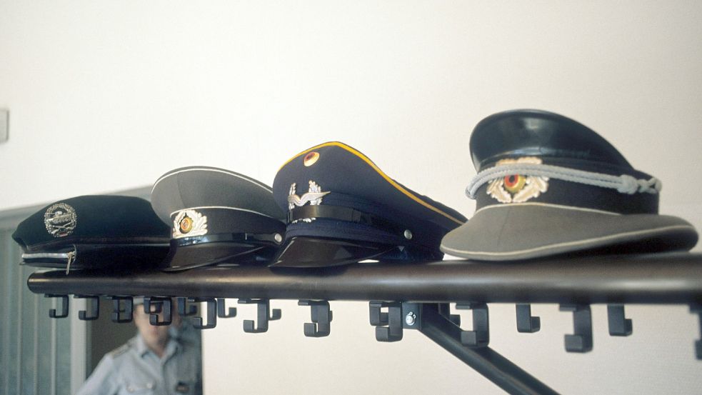 NVA- und Bundeswehr-Mützen in der Infanterieschule der Bundeswehr in Hammelburg, 1990. Foto: Imago Images