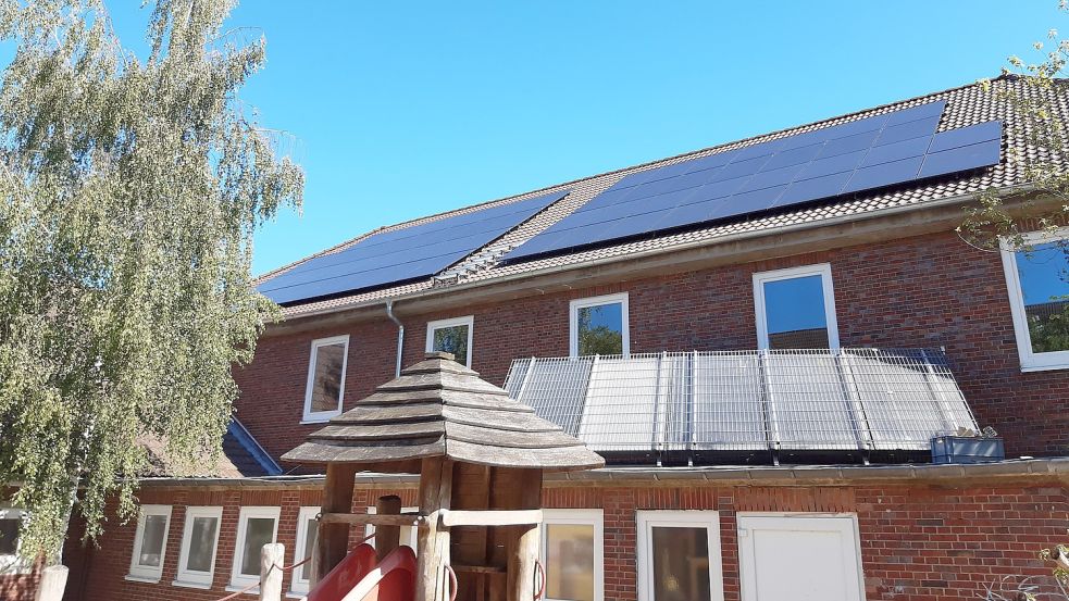 Diese Photovoltaik-Anlage auf dem Dach der Förderschule in Emden ist vor einigen Wochen in Betrieb gegangen. Foto: Stadt Emden