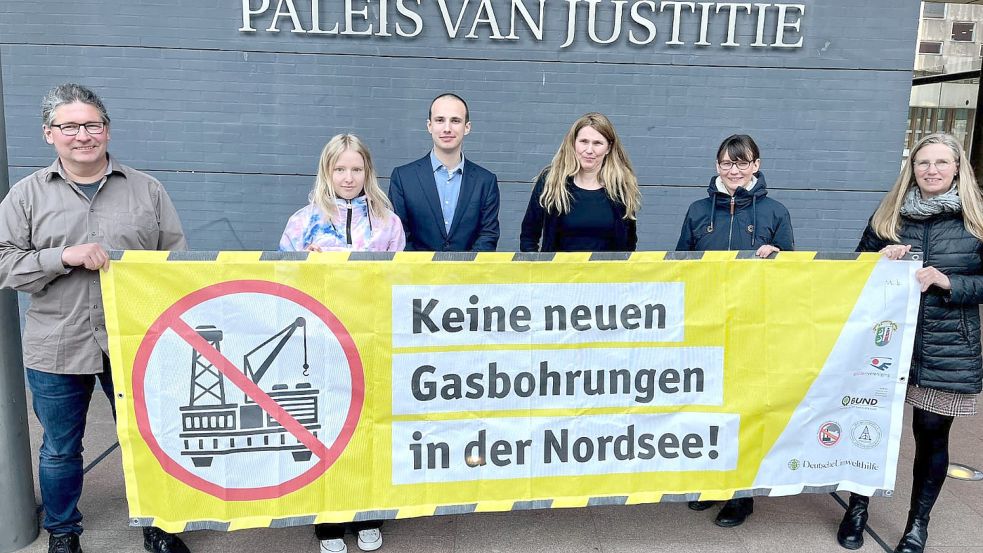 Sie haben mit ihrem Einsatz einen Teilerfolg vor dem Den Haager Gericht erreicht: Bernd Meyerer (Bürgerinitiative „Saubere Luft Ostfriesland“, von links), Clara Winkler (Deutsche Umwelthilfe), Stijn van Uffelen („Mobilisation for the Environment“), Anwältin Bondine Kloostra, Borkums Umweltbeauftragte Sandra Franke und Dr. Sandra Koch („Saubere Luft Ostfriesland“). Foto: Bildstein
