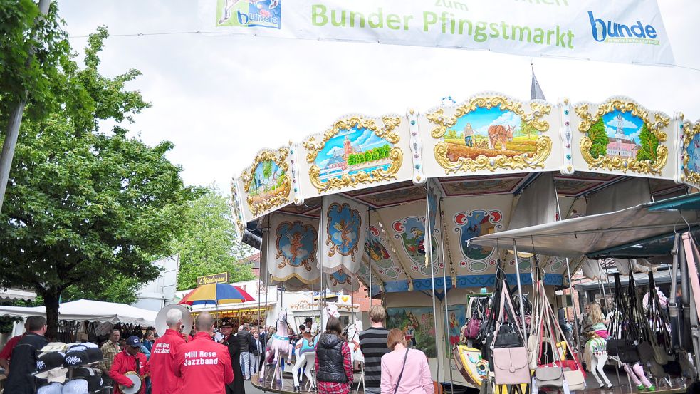 Die Suche nach traditionellen Pferdekarussells ist für die Veranstalter nicht leicht, aber es gehört zum Bunder Pfingstmarkt seit mehr als 100 Jahren dazu. Foto: Wolters/Archiv