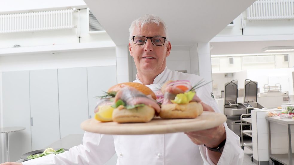 Küchenmeister Christian Mutter weiß genau, wie das perfekte Fischbrötchen aussehen muss. Foto: Privat