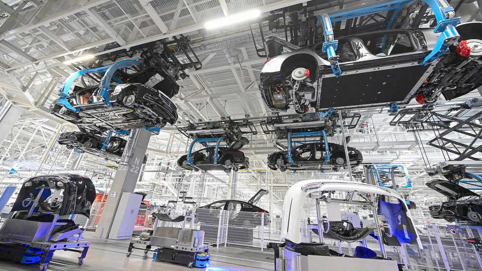 Mercedes-Werk in Sindelfingen: Auf dem Werksgelände sollen Schüsse gefallen sein, die Polizei ist im Großeinsatz. Foto: dpa/Bernd Weißbrod
