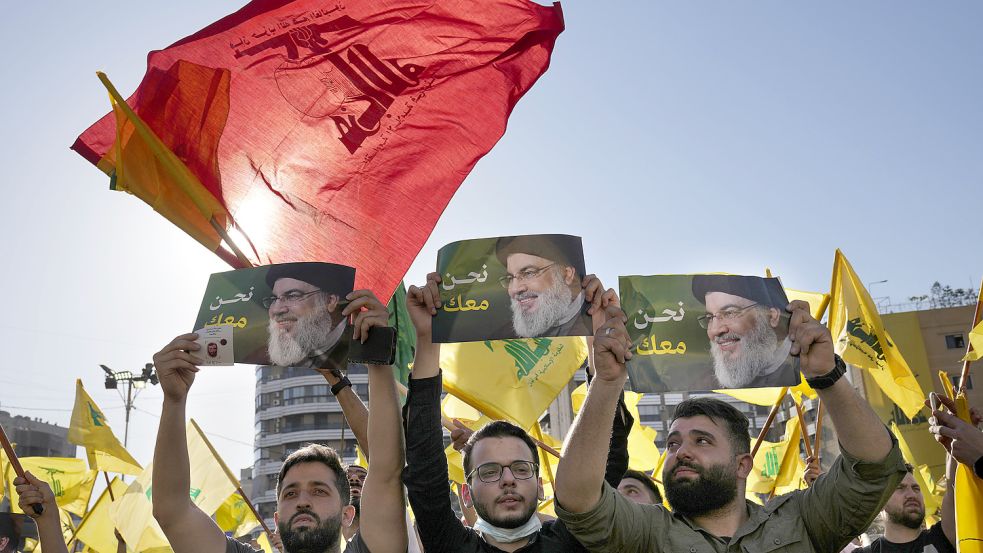 Dieses Foto hat die Deutsche Presse-Agentur exakt vor einem Jahr veröffentlicht – am 10. Mai 2022: Unterstützer der Hisbollah zeigen bei einer Wahlkampfveranstaltung die Flagge mit dem militanten Logo ihrer „Partei“. Foto: Malla/AP/dpa