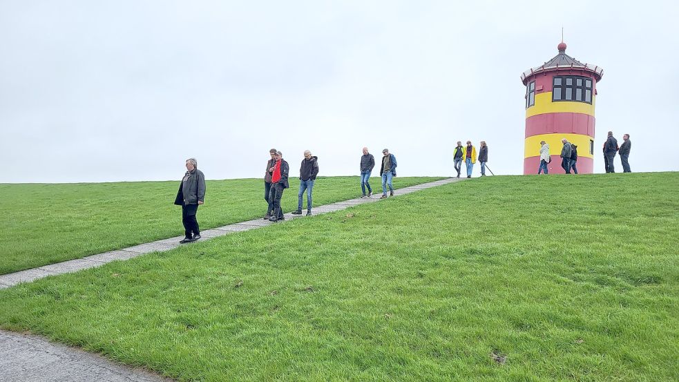Am Pilsumer Leuchtturm soll in diesem Jahr die Binnenberme des Deichs erhöht werden. Foto: Rosenberg/Deichacht Krummhörn