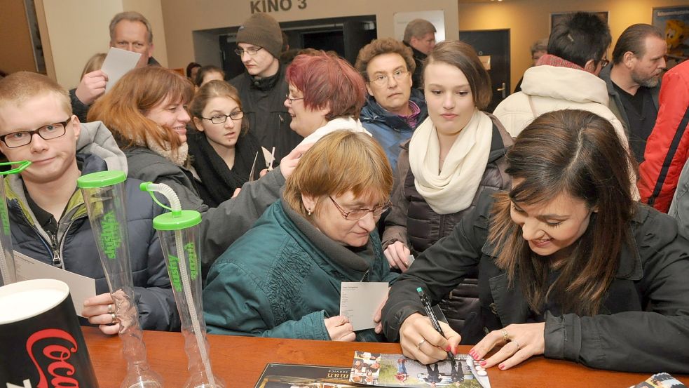 Bei den Premieren sind die Schauspieler, wie hier Sophie Dal (rechts), den Fans zugewandt. Foto: Ortgies/Archiv