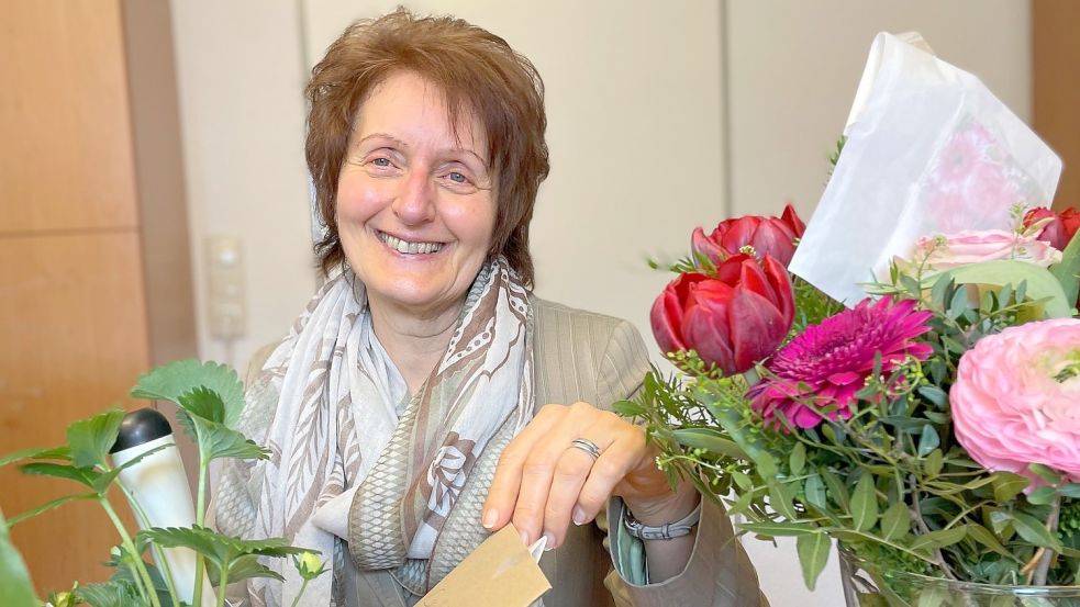 Zum Abschied hat Carola Fischer viele Geschenke und Blumen bekommen. Dabei war auch ein Apfelbaum. Der wird einen Platz in ihrem Garten in Sandhorst finden. Foto: Boschbach