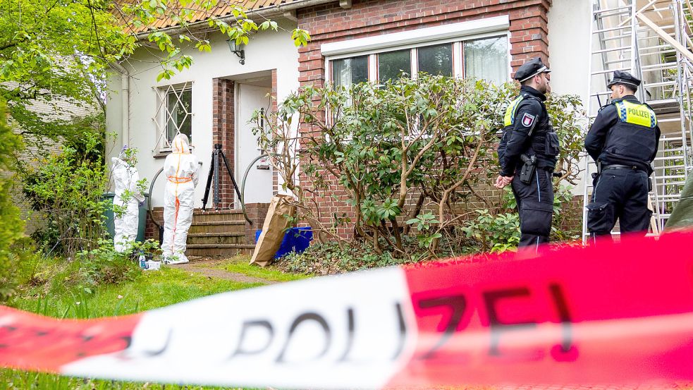 Polizisten und Mitarbeiter der Spurensicherung stehen im Stadtteil Blankenese vor einem Wohnhaus. Foto: dpa/Daniel Bockwoldt