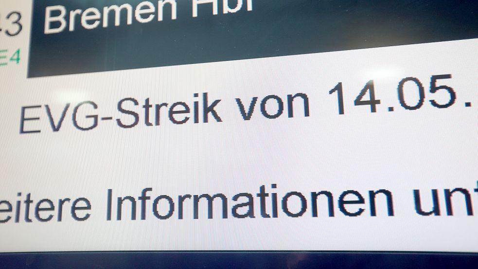Information zum Streik der EVG ab Sonntagabend werden auf einer Anzeigentafel am Hauptbahnhof in Hamburg angezeigt. Foto: Marks/dpa