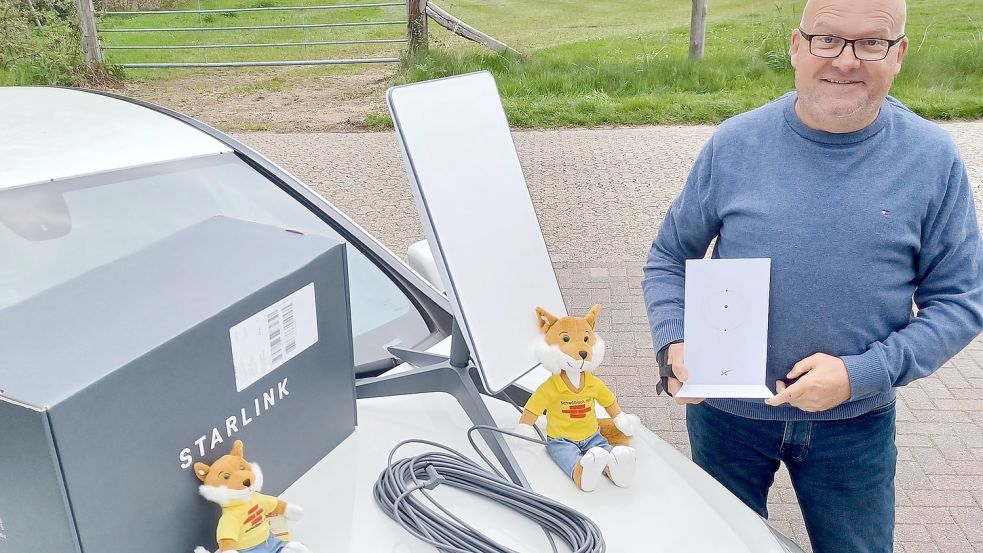 Flohmarktveranstalter Claas Meyer hat sich schon mal mit der Handhabung der Sendestationen vertraut gemacht, die dafür sorgen sollen, dass das Handynetz während des Riesenflohmarkts am Kanal nicht zusammenbricht. Fotos: Wilken
