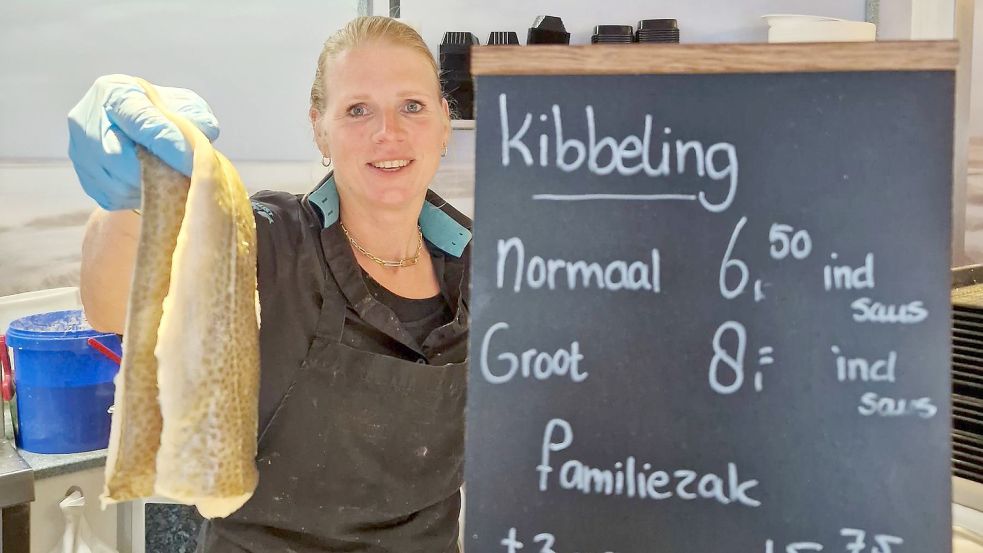 Peggy van der Honing zeigt Kabeljaufilets. Dieser Fisch wird normalerweise zur Zubereitung von Kibbeling verwendet. Aber auch Pollak und Seelachs sind dafür bestens geeignet. Foto: Gettkowski