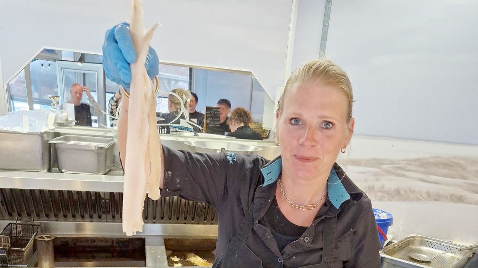 Peggy van der Honing zeigt Pollak-Filets. Sie werden in mundgerechte Stücke geschnitten und frittiert. Wer lieber Kabeljau-Kibbeling möchte, bekommt auch das. Foto: Gettkowski