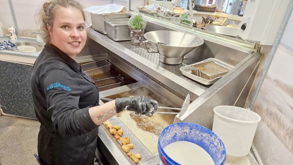 Chiara van Loenen bereitet Kibbeling in der Fritteuse zu. Die mundgerechten Fischstückchen werden vor dem Frittieren in Mehl und einem dünnflüssigen Teig aus Wasser und Mehl gewendet. Foto: Gettkowski