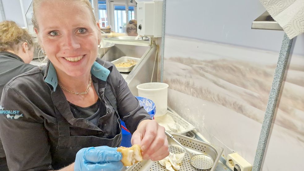 Peggy van der Honing vom Fischimbiss "De Visspecialist" in Bad Neuschanz zeigt wie ein Kibbeling von Innen aussehen muss. Foto: Gettkowski