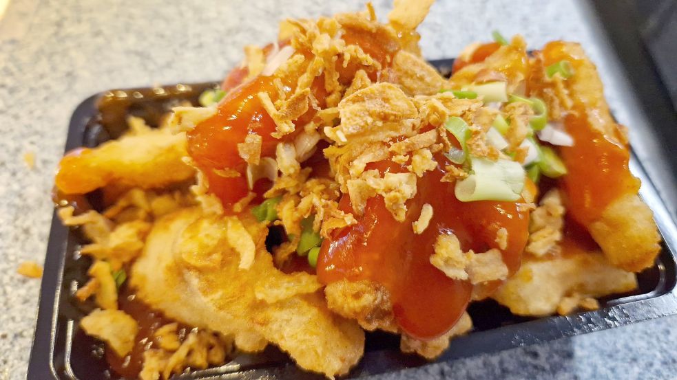Kibbeling Special: Die neueste Kreation im Fischimbiss in Bad Neuschanz wird mit einer von der indonesischen Küche inspirierten fruchtig-würzigen Soße serviert. Garniert wird sie mit Röst- und Lauchzwiebeln. Foto: Gettkowski