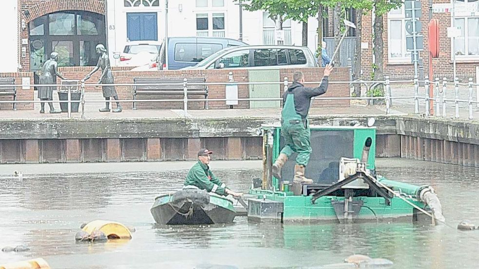 Mit dem Bagger wird der Schlick über eine Spülleitung dahin geleitet, wo er herkommt – aus der Ems. Foto: Wolters