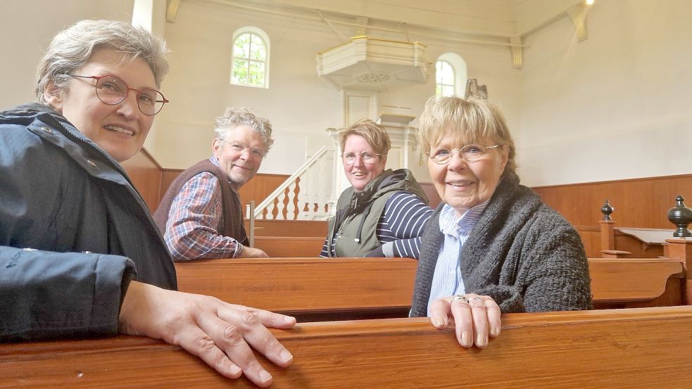 Annegret Steenblock (von links), Fokko de Boer, Heike Landwehrsmann und Evi Neelen vom Kirchenvorstand haben sich für die Sanierung der Kirche in Landschaftspolder eingesetzt. Foto: Gettkowski