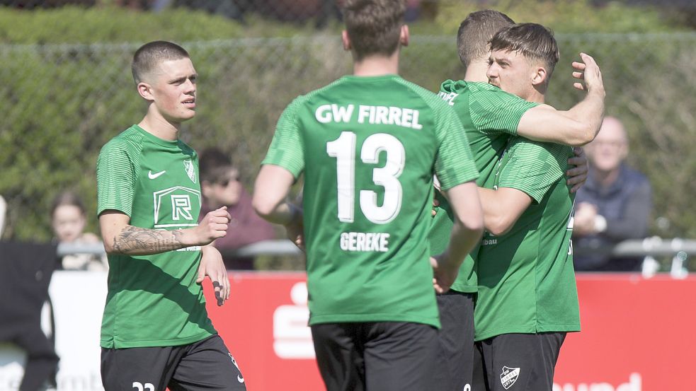 Steef Borgman (rechts) durfte mit 15 die meisten eigenen Saisontreffer aller Firreler bejubeln. Foto: Doden, Emden