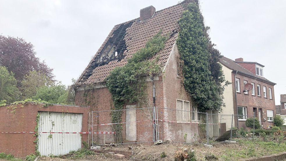 Nach dem Brand vor zwei Wochen hat die Stadt das Haus mit einem Bauzaun gesichert. Foto: H. Müller