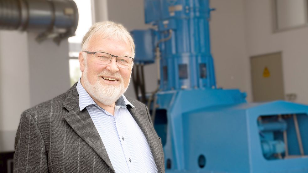 Für das Foto hat sich Heiko Albers das Schöpfwerk in Oldersum ausgesucht. Die mächtigen Pumpen hinter ihm sorgen dafür, dass die Menschen in Moormerland bis nach Wiesmoor hinauf keine nassen Füße bekommen. Foto: Lüppen