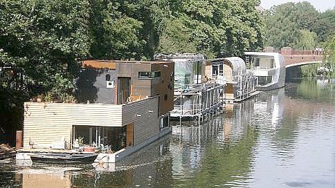 Am Eilbekkanal in Hamburg liegen Hausboote in Reih und Glied. Die Stadt befürwortet das Dauerwohnen zu Wasser - anders als viele andere Hafenstädte. Foto: BSU