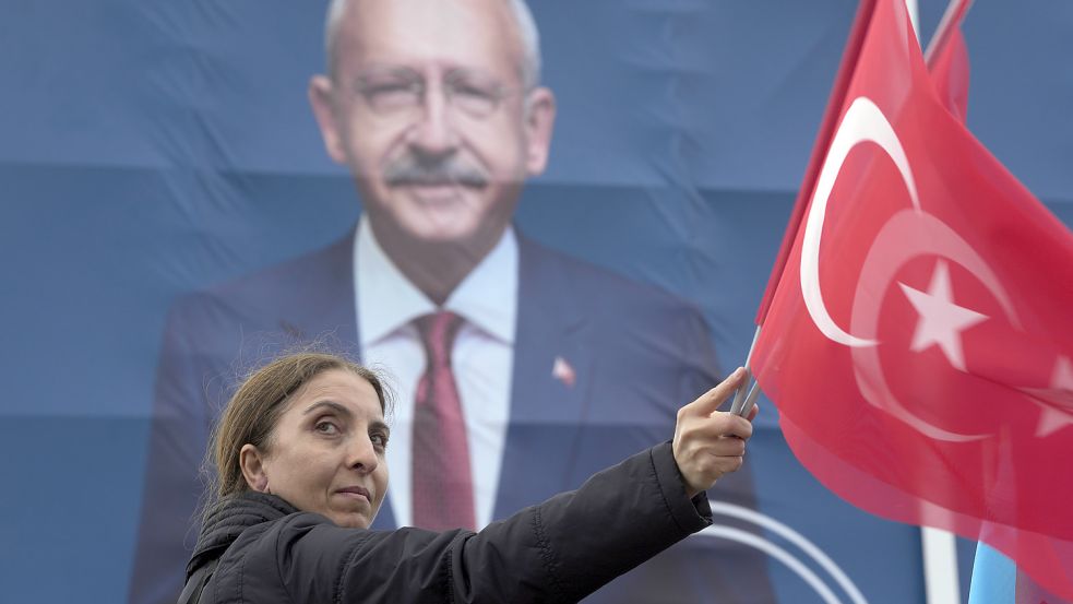 Eine Anhängerin von Oppositionsführer und Präsidentschaftskandidat Kilicdaroglu in Istanbul. Foto: dpa/AP/ Khalil Hamra