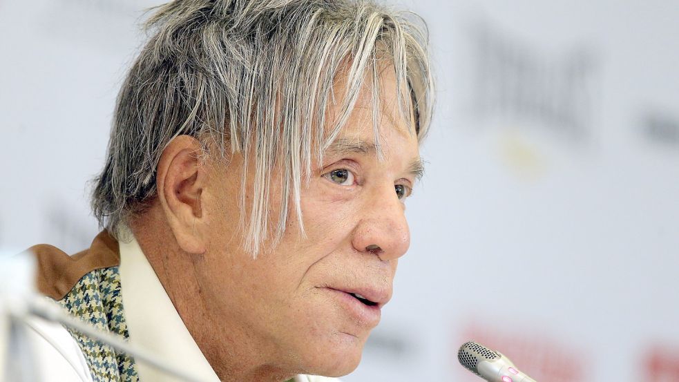 Der US-amerikanische Schauspieler Mickey Rourke hat sich in einem Statement an Til Schweiger gewandt. Foto: dpa/EPA/Maxim Shipenkov