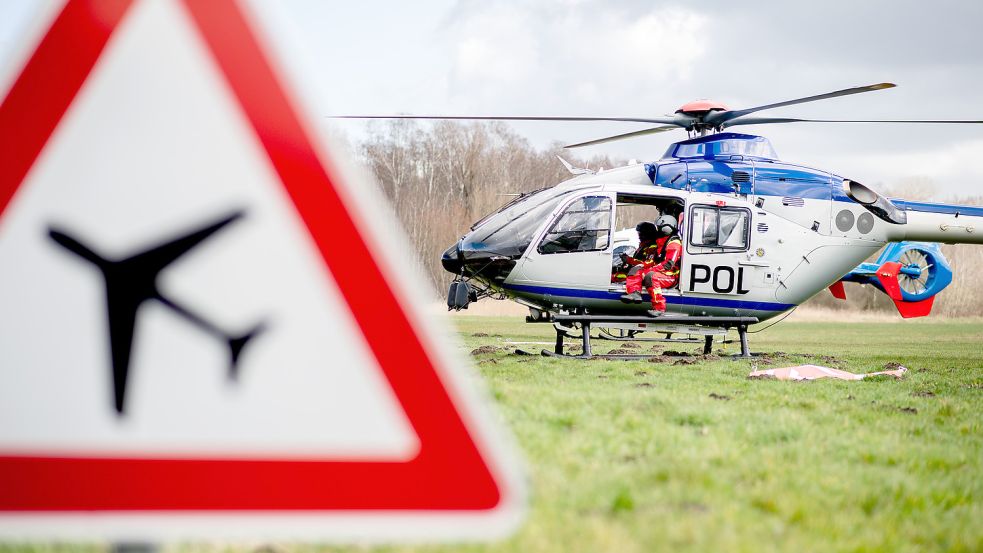 Dürfen die Mindestflughöhe unterschreiten: Einsatzhubschrauber beispielsweise von Polizei und Feuerwehr. Anwohner in Marienwehr sagen, dass auch andere Hubschrauberpiloten sich nicht an die Vorgaben halten – und befürchten jetzt, dass es noch lauter wird. DPA-Symbolfoto: Dittrich