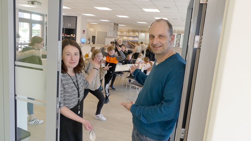 Alina Egger und Werner Hoffmann vom Jugendbüro laden ein: Zeit für eine Bilanz zum Familienzentrum in Bunde. Foto: Gettkowski/Archiv
