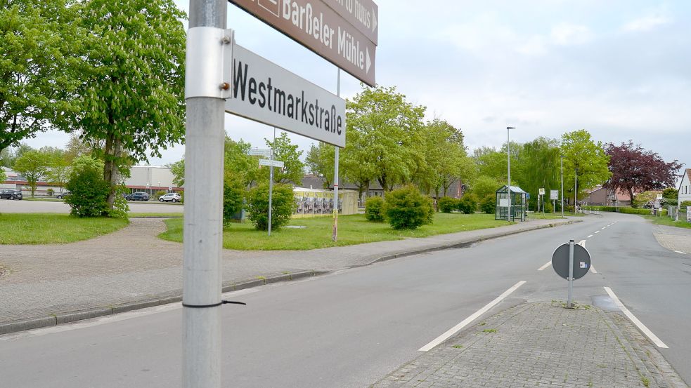 Die Westmarkstraße ist die am meisten befahrene Straße im gesamten Barßeler Gemeindegebiet. Sie soll ausgebaut und ihr Radweg verbreitert werden. Das gleiche Ausbaukonzept gilt auch für den Mühlenweg und die Pestalozzistraße. Die Gesamtkosten schätzt die Gemeindeverwaltung auf eine Summe zwischen 6 und 7 Millionen Euro. Fotos: Fertig
