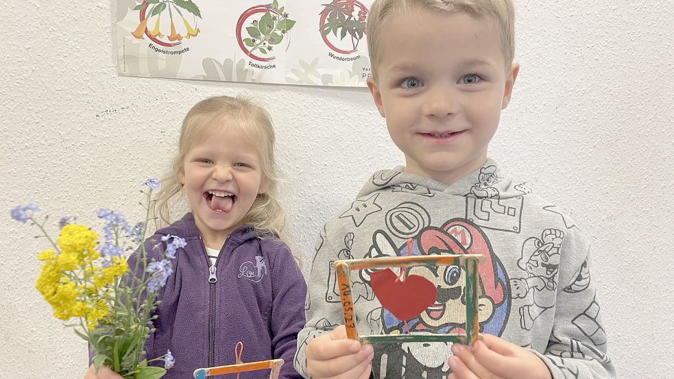 Julia (drei Jahre alt) und ihr Bruder Tobias Skarwan (vier Jahre alt) aus Leer haben im Kindergarten etwas für ihre Mutter gebastelt. Bild: Nobel