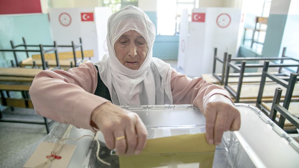 Ein Frau gibt ihren Stimmzettel in eine Wahlurne in einem Wahllokal in Diyarbakir. Foto: dpa/AP/Metin Yoksu