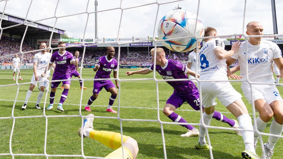 Guter Start ins Derby: Niklas Wiemann wuchtete eine Ecke von Florian Kleinhansl mit dem Kopf ins Netz. Foto: osnapix / Dauwe