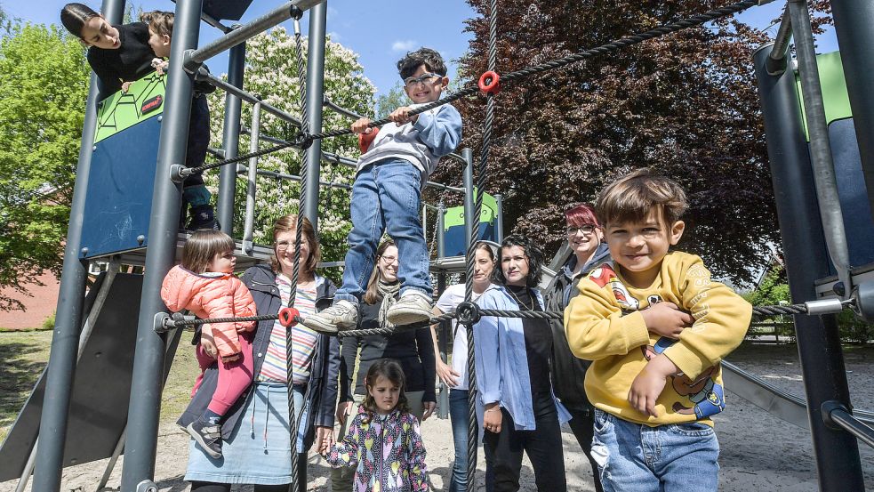 Sie lächeln für die Kamera, aber in ihrem Innern brodelt es: Mütter, die befürchten müssen, dass sie im nächsten Kindergartenjahr keinen Betreuungsplatz für ihre Kinder bekommen. Foto: Ortgies