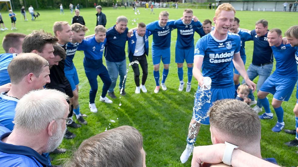 Das Esenser Siegertänzchen nach dem Spiel ist obligatorisch und war noch kein Meistertanz. Torschütze und Vorlagengeber Norbert Köneke übernahm nach dem Derbysieg den Job des Vortänzers. Foto: Steenhoff