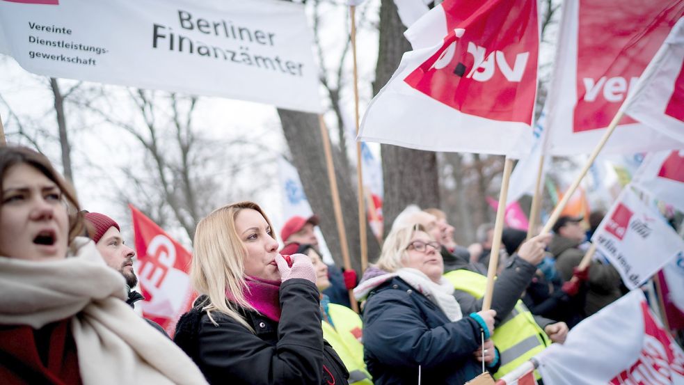 Ursprünglich sollten Sicherheit der Arbeitsplätze und gute soziale Versorgung ein tendenziell geringeres Gehalt als in der freien Wirtschaft kompensieren. Mittlerweile steigen die Tarife im Öffentlichen Dienst allerdings überdurchschnittlich. Foto: dpa/Kay Nietfeld