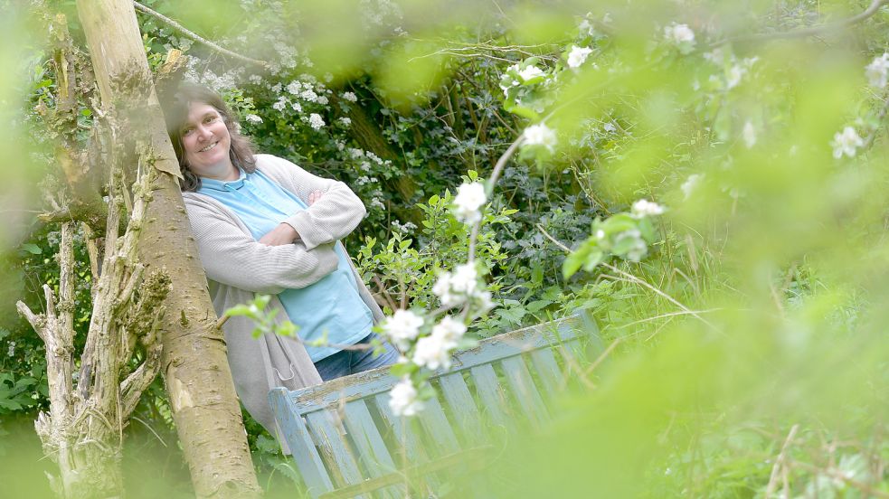 Sie liebt es ein wenig unordentlich: Marlene König-Smidt hat ihren Garten auf die Bedürfnisse ihrer Honigbienen ausgerichtet. Foto: Ortgies